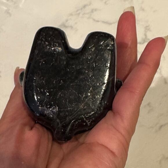 Titanium Rainbow Aura Hello Kitty carving made from natural obsidian - Picture 6 of 8